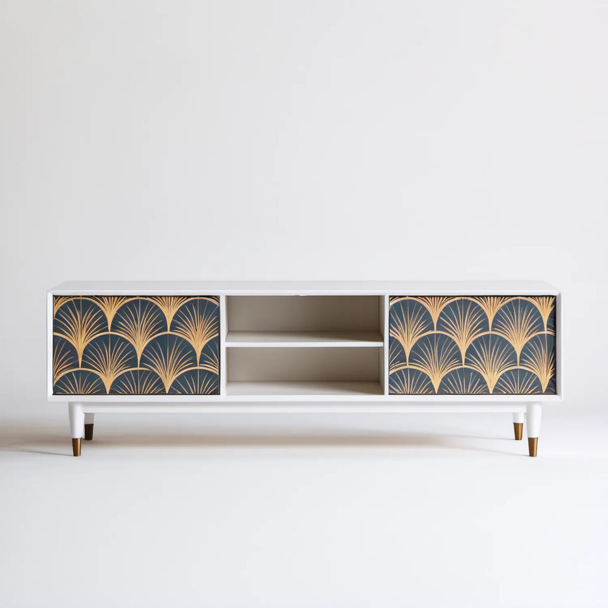 Biała szafka RTV art déco 160 x 40 x 65 cm z dekoracyjnymi frontami