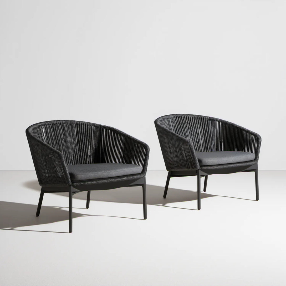 Zestaw 2 czarnych foteli z plecionki PP i stali 76 x 73 x 75 cm