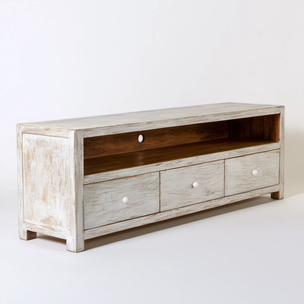 Biała przecierana szafka RTV z drewna mango, 140 × 40 × 50 cm, 3 szuflady